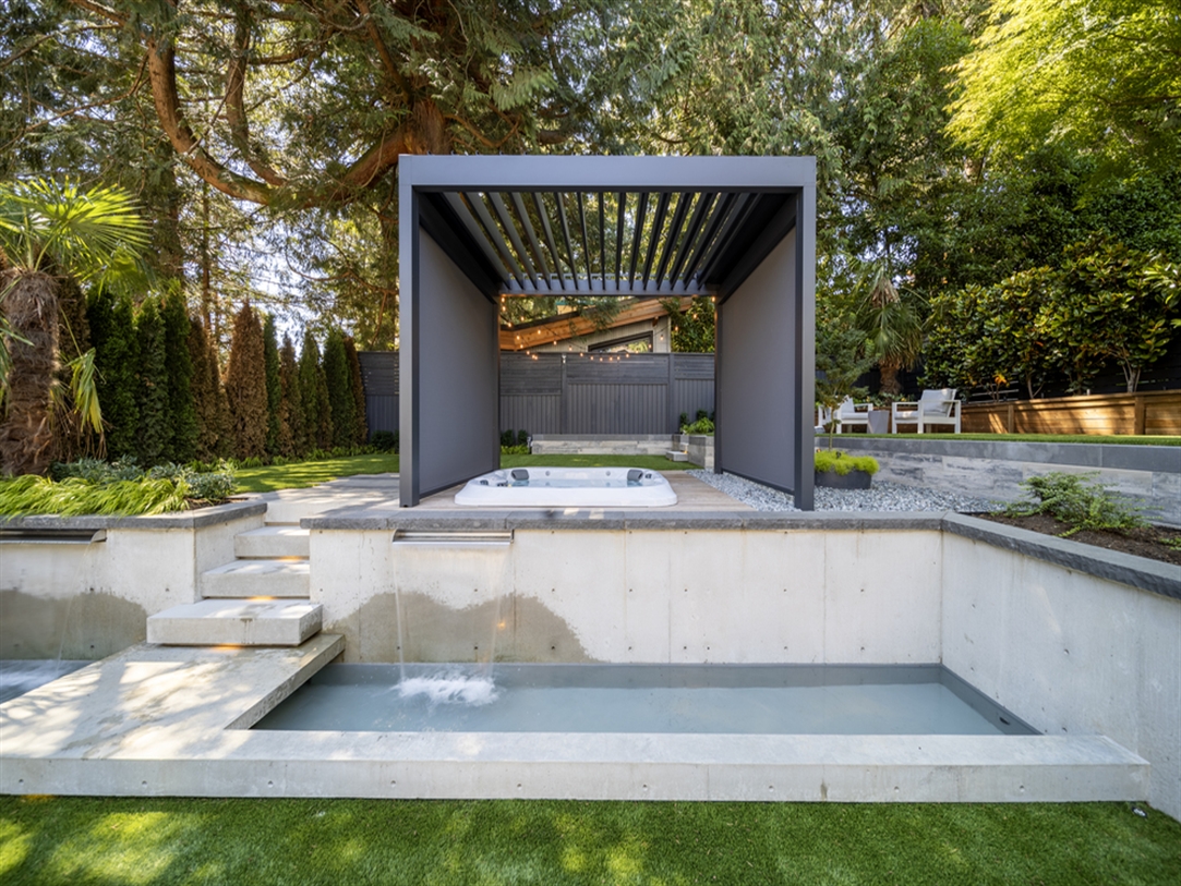 Louvered pergola in black over a jacuzzi